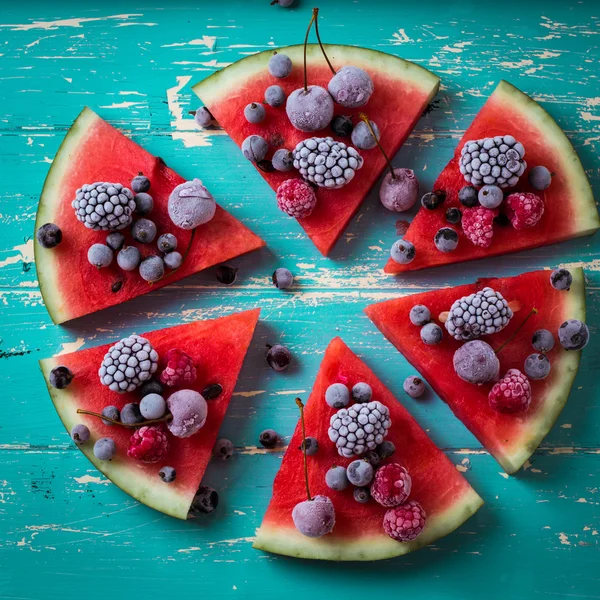 다채로운 열 대 과일 수 박 피자 딸기를 얹은 소박한 나무 보드에 세그먼트를 잘라 — 스톡 사진