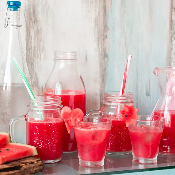 Bebida de melancia em copos com fatias de hortelã e limão, fundo vintage, foco suave — Fotografia de Stock