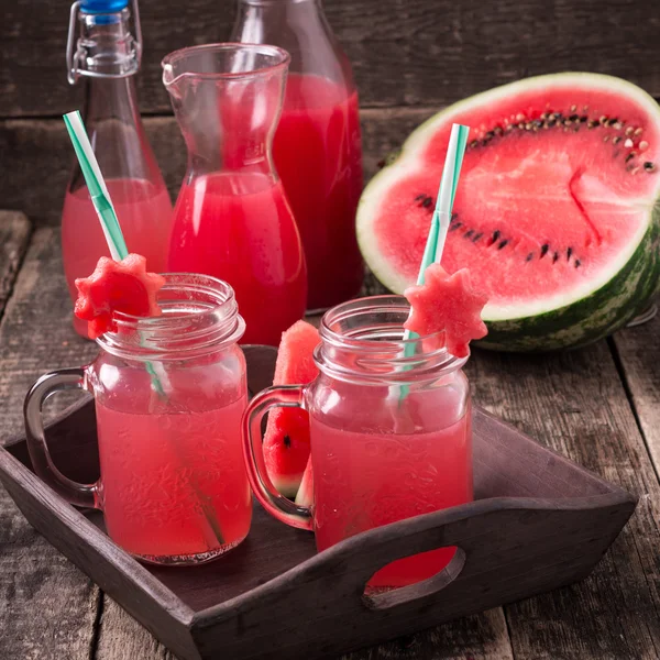 Wassermelonengetränk in Gläsern mit Scheiben Wassermelone Minze und Zitrone, Vintage-Hintergrund, Softfokus — Stockfoto