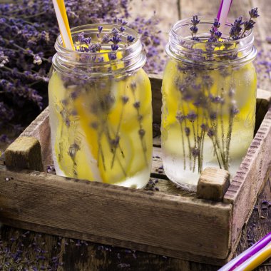 Lavanta limonata, doğal yenileme iç ahşap zemin üzerine