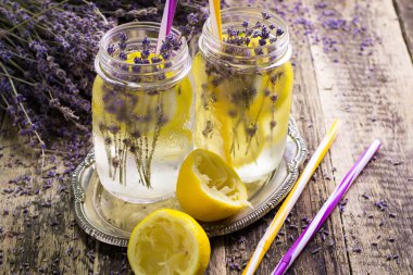 Lavanta limonata, doğal yenileme iç ahşap zemin üzerine