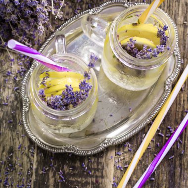 Lavanta limonata, doğal yenileme iç ahşap zemin üzerine