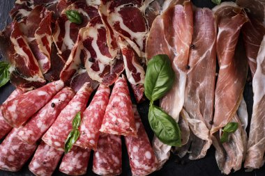 Geleneksel İspanyolca tapas veya ahşap antika masa üzerinde İtalyan antipasti