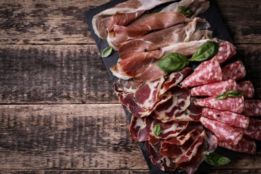 Geleneksel İspanyolca tapas veya ahşap antika masa üzerinde İtalyan antipasti