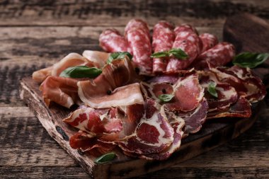 Geleneksel İspanyolca tapas veya ahşap antika masa üzerinde İtalyan antipasti