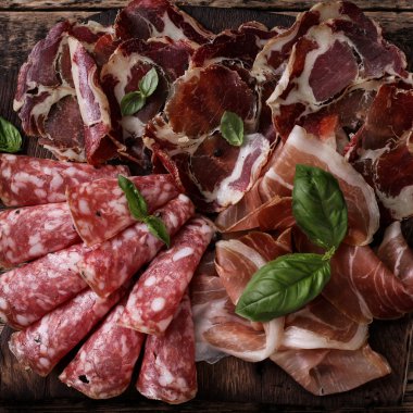 Geleneksel İspanyolca tapas veya ahşap antika masa üzerinde İtalyan antipasti