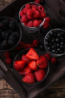 karışık çilek, ahududu, yaban mersini ve böğürtlen vintage üzerinde metal kaşık