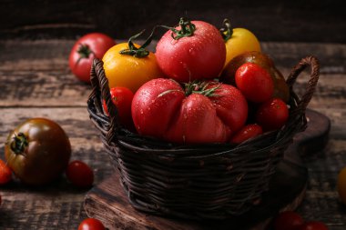 Renkli domates, kırmızı domates, sarı domates, portakal domates, yeşil domates. Domates arka plan. antika ahşap arka plan