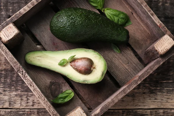 Fondo de la comida con aguacate orgánico fresco en la mesa de madera vieja, vista superior, espacio de copia —  Fotos de Stock