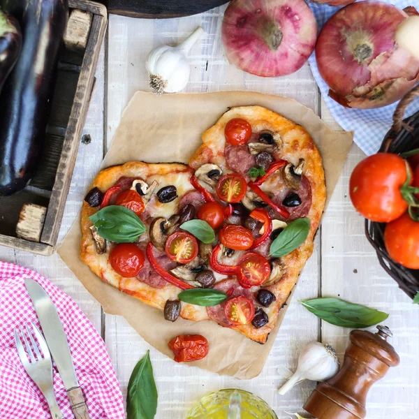 Biber, domates, mozzarella, vintage ahşap masa arka plan üzerinde pizza. Sevgililer günü kavramı