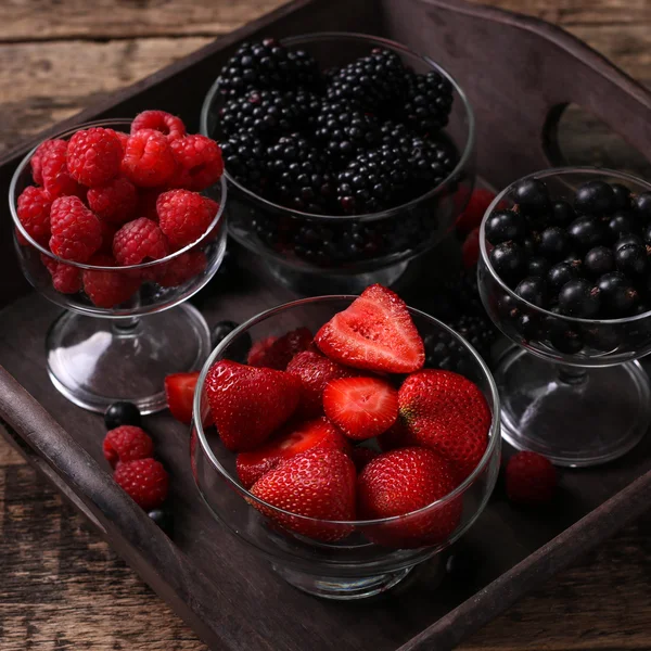 혼합 딸기, 라스베리, 블루베리와 블랙베리 빈티지에 금속 숟가락 — 스톡 사진