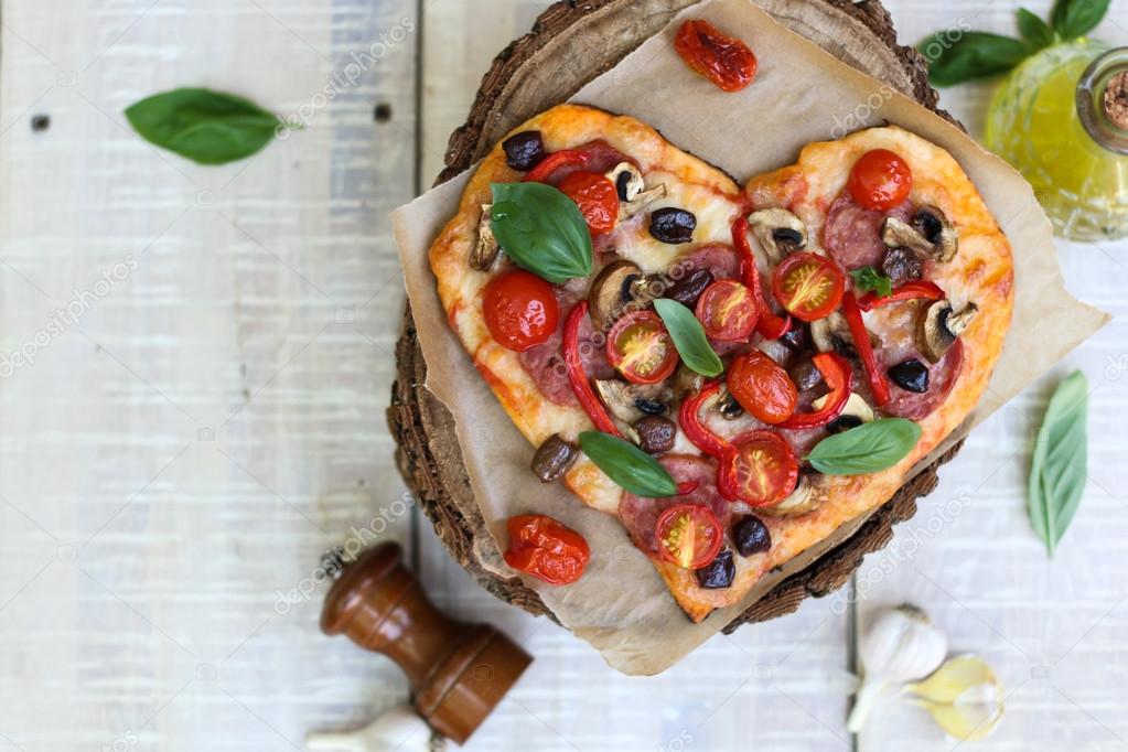 Hostil Agarrar Deshonestidad Pizza con pepperoni, tomates, mozzarella, sobre fondo de mesa de madera  vintage. Concepto de San Valentín: fotografía de stock ©  crisper85@yahoo.com #120133204 | Depositphotos
