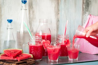 Karpuz içecek gözlük dilim karpuz nane ve limon, antika arka plan, yumuşak odak