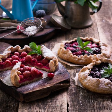 Yaban mersini, kiraz, ahududu ve blackcurrant Galette'ye w ahşap zemin üzerine.