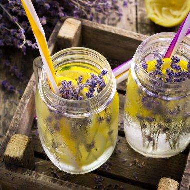 Lavanta limonata, doğal yenileme iç ahşap zemin üzerine