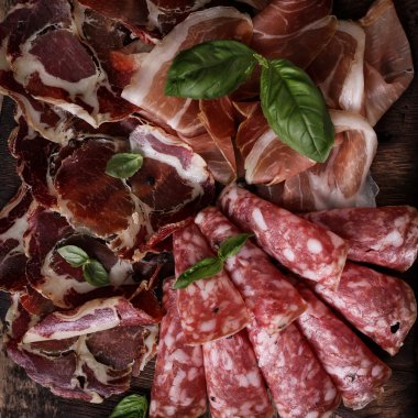 Geleneksel İspanyolca tapas veya ahşap antika masa üzerinde İtalyan antipasti