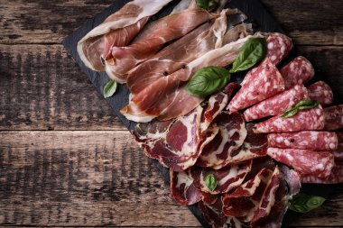 Geleneksel İspanyolca tapas veya ahşap antika masa üzerinde İtalyan antipasti