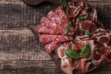 Geleneksel İspanyolca tapas veya ahşap antika masa üzerinde İtalyan antipasti