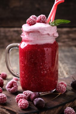 Dondurma ve rustik ahşap zemin üzerine nane ile pembe ahududu güler yüzlü