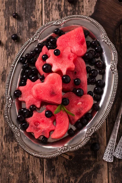 수 박과 딸기의 여름 과일 샐러드입니다. 별, 심 혼, 달.wooden 배경의 모양에 수 박 조각 — 스톡 사진