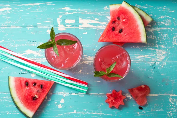 Wassermelonengetränk in Gläsern mit Scheiben Wassermelone Minze und Zitrone, Vintage-Hintergrund, Softfokus — Stockfoto