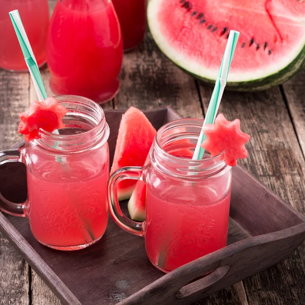 Wassermelonengetränk in Gläsern mit Scheiben Wassermelone Minze und Zitrone, Vintage-Hintergrund, Softfokus — Stockfoto