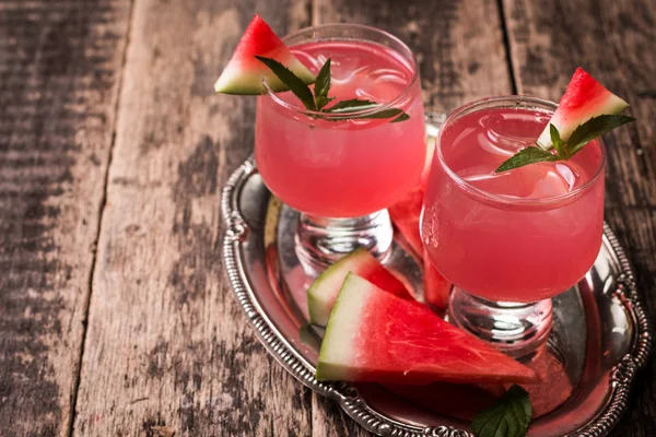 Wassermelonengetränk in Gläsern mit Scheiben Wassermelone Minze und Zitrone, Vintage-Hintergrund, Softfokus — Stockfoto