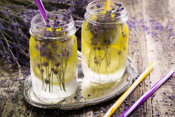 Lavanta limonata, doğal yenileme iç ahşap zemin üzerine