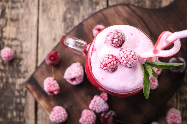 Рожева малинова смузі з морозивом і м'ятою на фоні сільського дерева — стокове фото