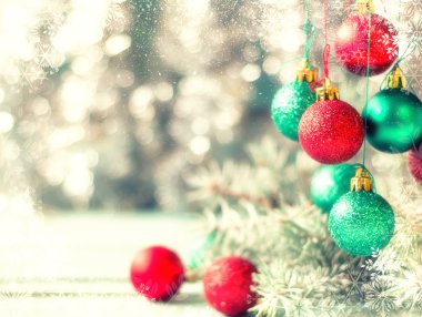 Noel dekorasyonları ahşap tahta üzerinde arka plan. Yumuşak odak.