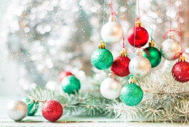 Noel dekorasyonları ahşap tahta üzerinde arka plan. Yumuşak odak.