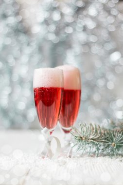 Pembe şampanya ve yeni yıl süslemeleri. Yumuşak odak