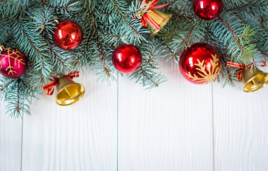 Noel dekorasyonları ahşap tahta üzerinde arka plan. Yumuşak odak.