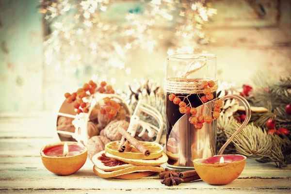 Glühwein mit Orangen und Gewürzen auf hölzernem Hintergrund. — Stockfoto