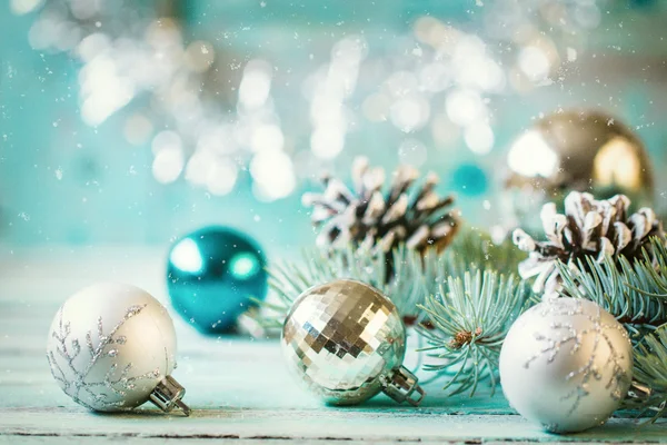 圣诞节背景与在木板上的装饰品。软焦点. — 图库照片