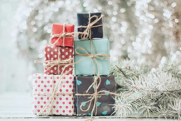 Fondo navideño con decoraciones sobre tabla de madera. Enfoque suave . — Foto de Stock