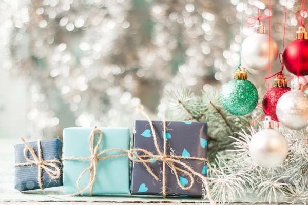 Fondo navideño con decoraciones sobre tabla de madera. Enfoque suave . — Foto de Stock