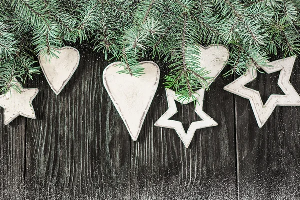 Різдвяний фон з прикрасами на дерев'яній дошці. М'який фокус . — стокове фото