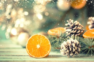 Noel dekorasyonları ahşap tahta üzerinde arka plan. Yumuşak odak.