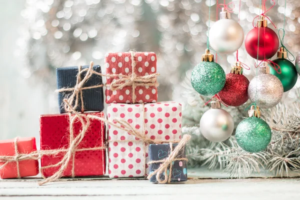 Weihnachten Hintergrund mit Dekorationen auf Holzbrett. Weicher Fokus. — Stockfoto