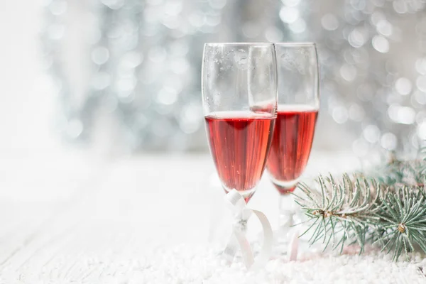Розовое шампанское и новогодние украшения. — стоковое фото