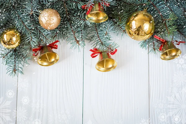Weihnachten Hintergrund mit Dekorationen auf Holzbrett. Weicher Fokus. — Stockfoto