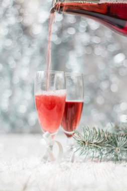 Pembe şampanya ve yeni yıl süslemeleri. Yumuşak odak