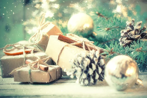 Χριστουγεννιάτικη διακόσμηση στο αφηρημένο φόντο, εκλεκτής ποιότητας φίλτρο, μαλακή εστίαση — Φωτογραφία Αρχείου