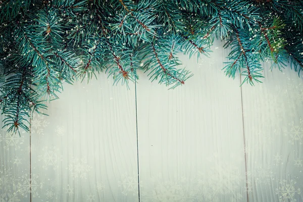 Χριστουγεννιάτικο φόντο με διακοσμήσεις σε ξύλινη σανίδα. Απαλή εστίαση. — Φωτογραφία Αρχείου
