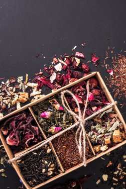 Kuru çay ahşap bir masa, sağlıklı içecek yelpazesine