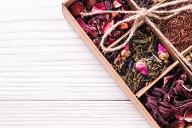 Kuru çay ahşap bir masa, sağlıklı içecek yelpazesine