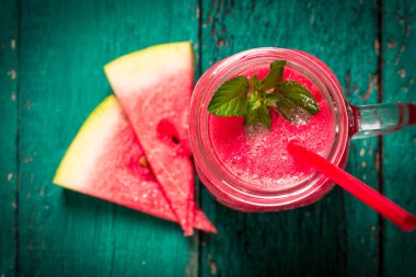 Taze karpuz güler yüzlü iç mason kavanoza siyah taş.