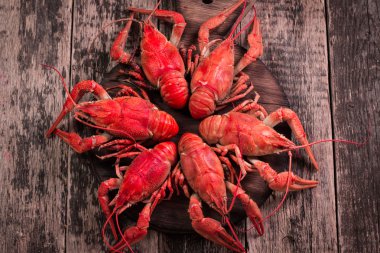 eski ahşap zemin üzerine haşlanmış taze kerevit