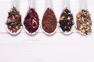 Kuru çay ahşap bir masa, sağlıklı içecek yelpazesine